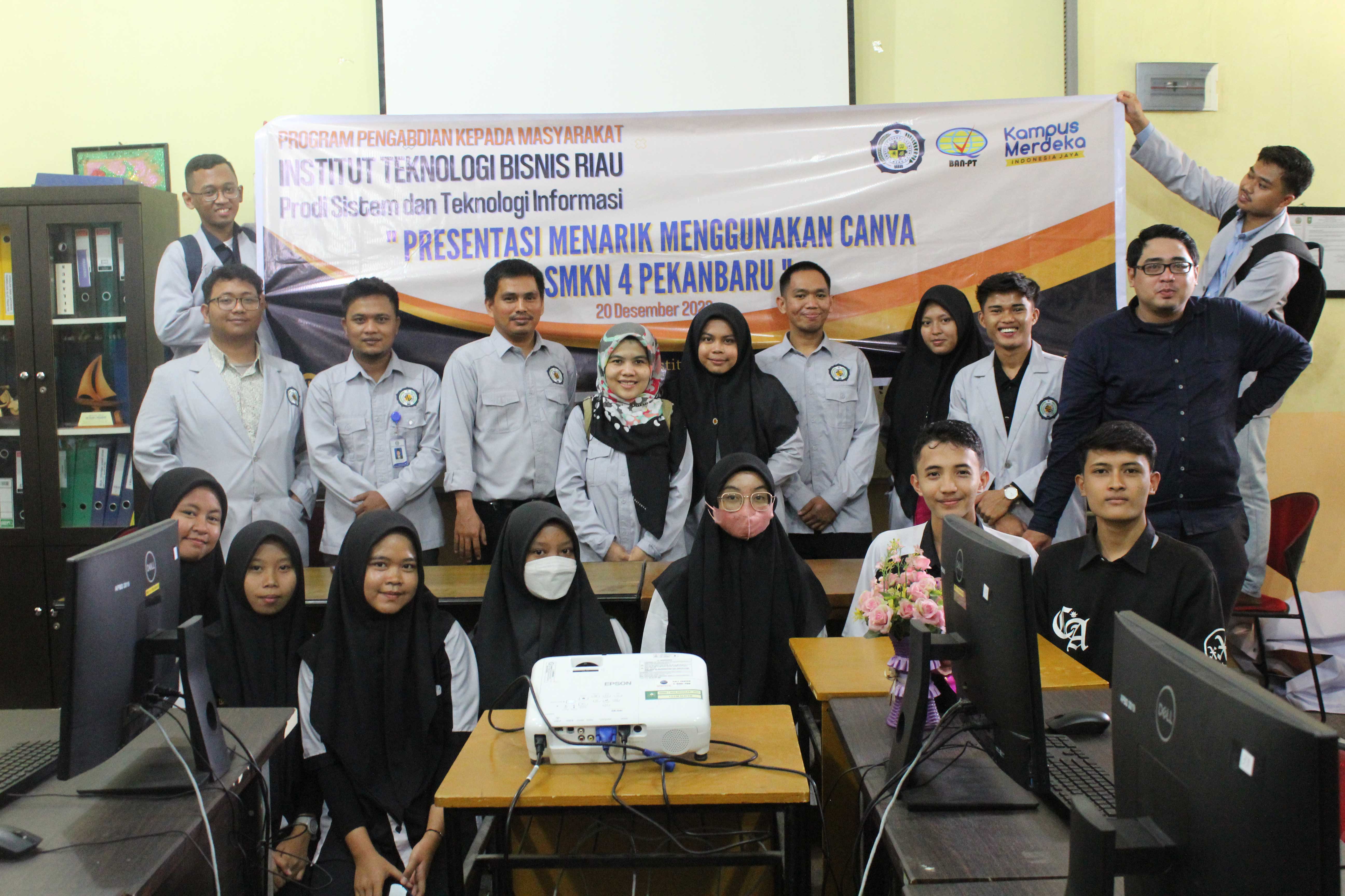 Prodi Sistem & Teknologi Informasi melasanakan PKM pada SMAN 4 Pekanbaru